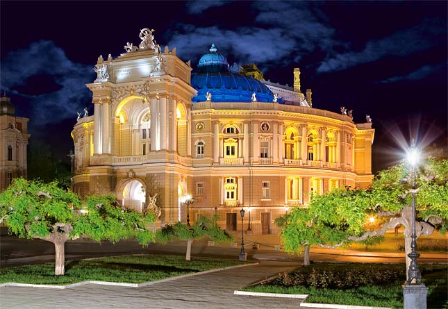 Одна з найголовніших визначних пам'яток Одеси це оперний театр