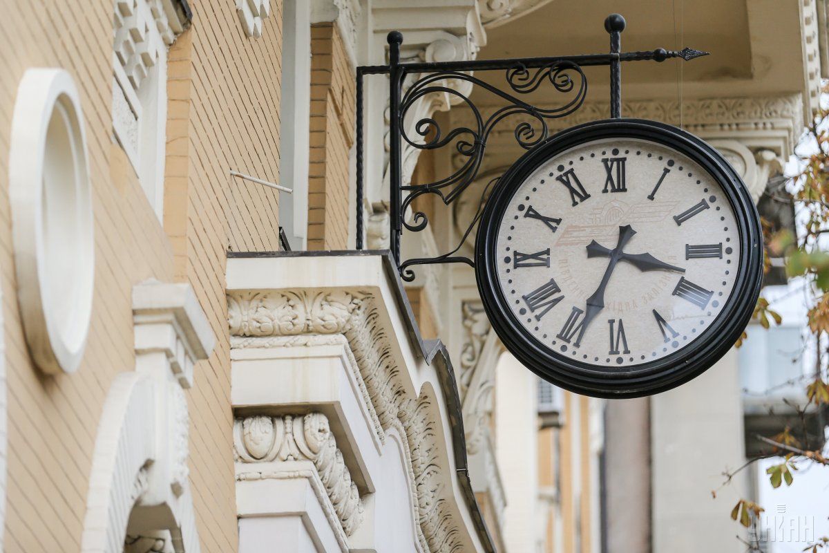 У 2018 році Україна переводить годинники на зимовий час в ніч на 28 жовтня