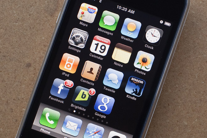Тільки через тиждень після виходу нового iPhone від Apple, кілька власників скаржилися на високі температури телефону, які в деяких випадках є достатньо високими, щоб почати підсмажувати білий пластик на задній панелі телефону