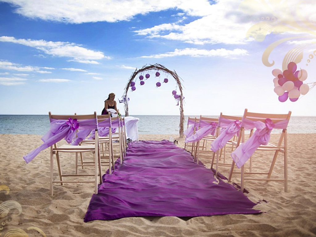Прекрасний пейзаж Чорного моря, стильно прикрашена весільна арка, чудові наречений і наречена на цьому казковому тлі