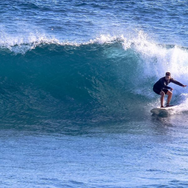 Сьогодні репер розмістив на своїй сторінці в соціальній мережі Instagram знімок, на якому займається серфінгом, підкоряючи хвилі океану