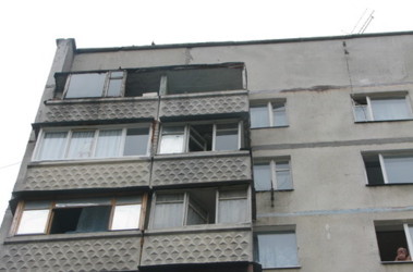 26 липня 2010, 10:56 Переглядів:   У Харкові балконна рама впала з дев'ятого поверху на стареньку, фото О