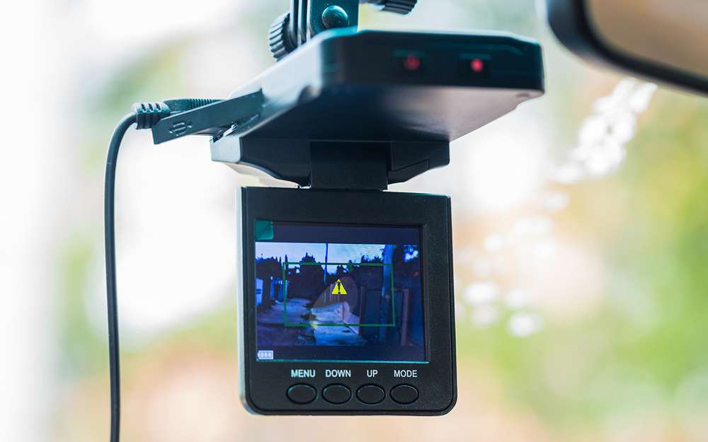 Тайванський виробник автомобільної електроніки вивів на російський ринок два гібридних пристрої, які не тільки знають про стаціонарних камерах відеофіксації, а й вміють розпізнавати мобільні засідки