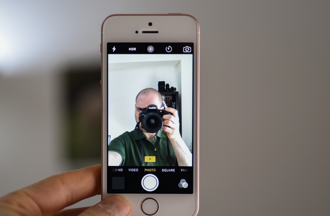 На жаль, Apple оснастила iPhone SE фронтальною камерою, практично ідентичною тій, яка використовувалася в   iPhone 5S