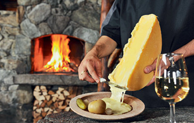 Раклет - це просто головка розплавленого сиру: взимку краще закуски не придумаєш