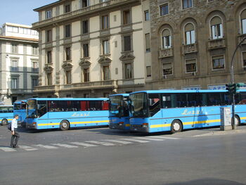 Ліворуч і праворуч від вокзалу (площі Адуа (Piazza Adua) і аламаннов (Piazza Alamanni)) зупиняються практично всі автобусні маршрути