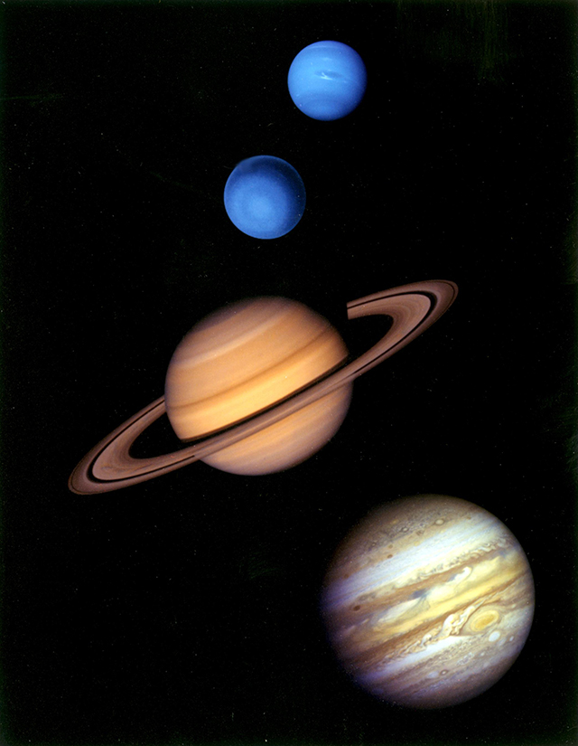 Крім того, Юпітер з його численними супутниками можна вважати моделлю Сонячної системи - майже зірка і обертаються навколо неї планети-супутники