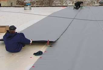 Вони кріпляться до обрешітки даху на цвяхи або шурупи перед тим, як укладається покрівельне покриття